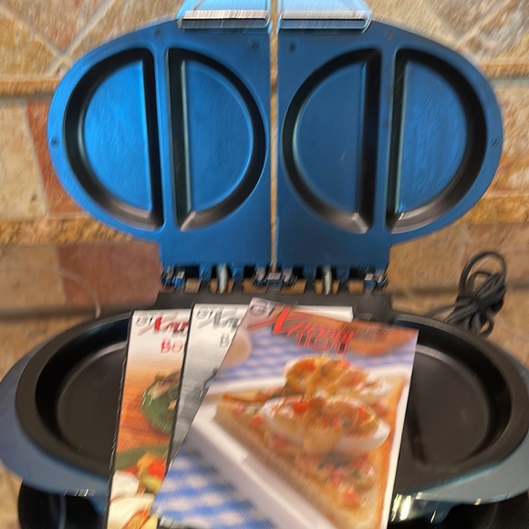 COPY - GT XPRESS DELUXE GRILLER... makes grilling so much fun....w/ 3 cookbooks! - Picture 10 of 10